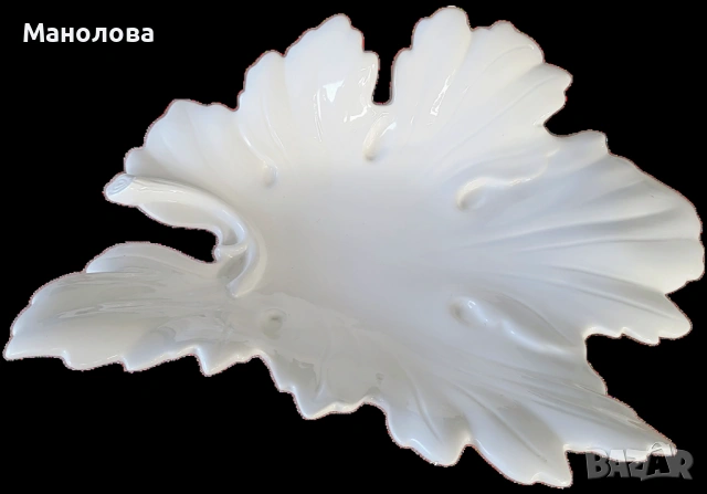 Керамична купа стилизиран лозов лист произведенa в Италия.