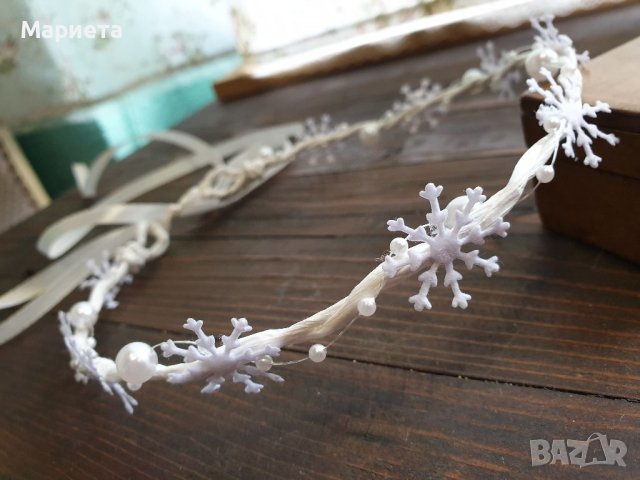 Бял нежен венец за глава със снежинки Коледен венец за глава Венче за глава  Венец за коса , снимка 5 - Аксесоари за коса - 38790913