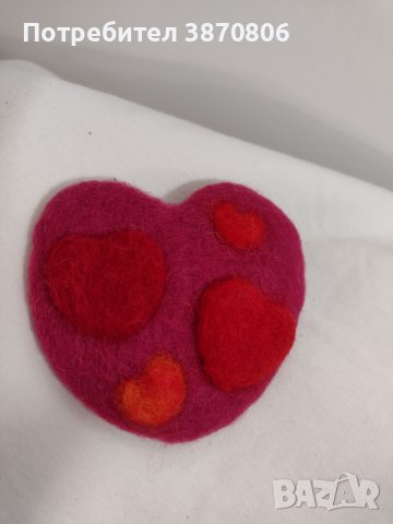 Голяма, зимна брошка за връхна дреха от вълна "Любящо сърце"