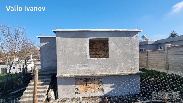 Продавам парцел с монолитна тухлена къща на 2 етажа в с.Яребична , снимка 5 - Вили - 49741419