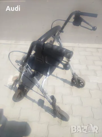 Сгъваема проходилка ролатор с мека седалка. Регулиране височината на ръкохватките., снимка 2 - Ролатори - 50408301