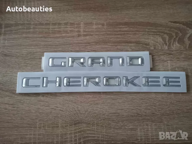 сребрист надпис емблема Jeep Grand Cherokee 