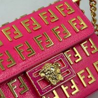 💥Fendi Versace уникални дамски чанти / различни цветове💥, снимка 9 - Чанти - 43613084