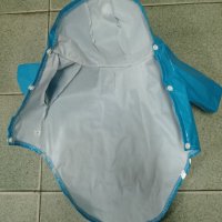 Небесно син лачен дъждобран яке - дрешка с качулка за кученце Размер С, снимка 2 - За кучета - 43640121