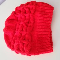 Червена шапка, снимка 2 - Шапки, шалове и ръкавици - 43525132