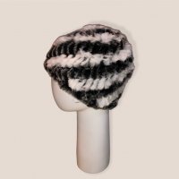 Дамска шапка от естествен косъм на чинчила в черно и бяло, снимка 2 - Шапки - 35224361