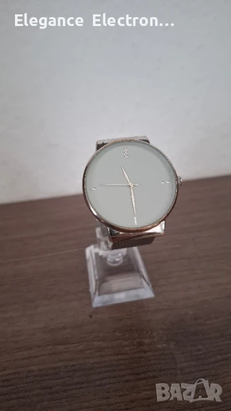 Продавам дамски часовник Avon Gy5LF9 – елегантен модел с камъчета, снимка 1