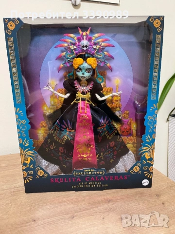 Колекционерска кукла Monster High Skelita Calaveras Día de Muertos 2025 - с Ацтекска роба, снимка 11 - Кукли - 53410844
