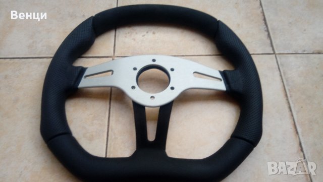    Оригинален спортен волан MOMO Trek TRK 35B K0B 350 мм. естествена кожа., снимка 9 - Аксесоари и консумативи - 35650318