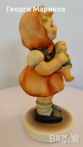 Goebel Hummel, порцеланова фигура, Girl with Doll, номер 239/B 1967 г.
, снимка 2 - Колекции - 48465641