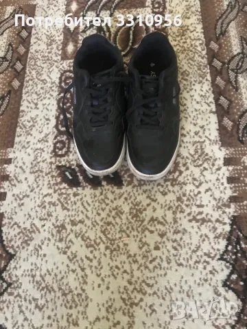 Продавам. кожени. маратонки