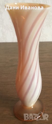 Стъклена бяло-оранжева ваза