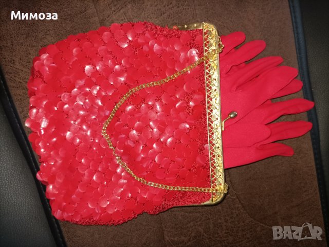 Червена малка  чантичка със златист синджир и подарък червени ръкавици , снимка 3 - Чанти - 37637509