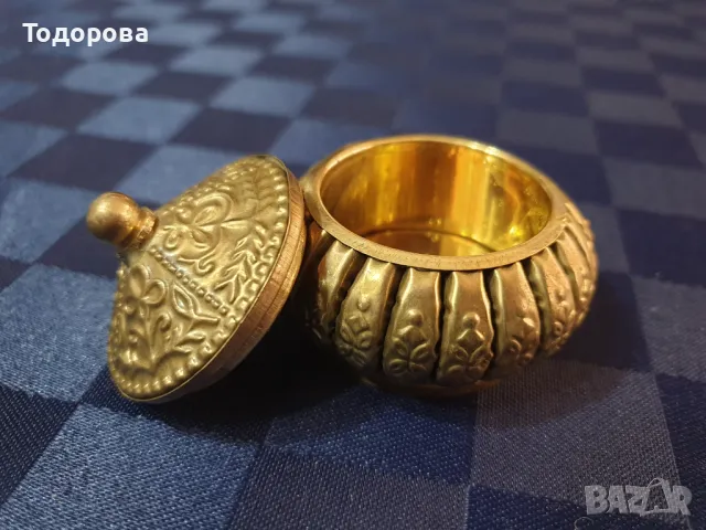 Малка месингова богато инкрустирана кутийка, снимка 3 - Антикварни и старинни предмети - 47905289