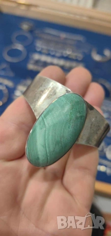 Антикварна сребърна гривна с голям естествен амазонит .