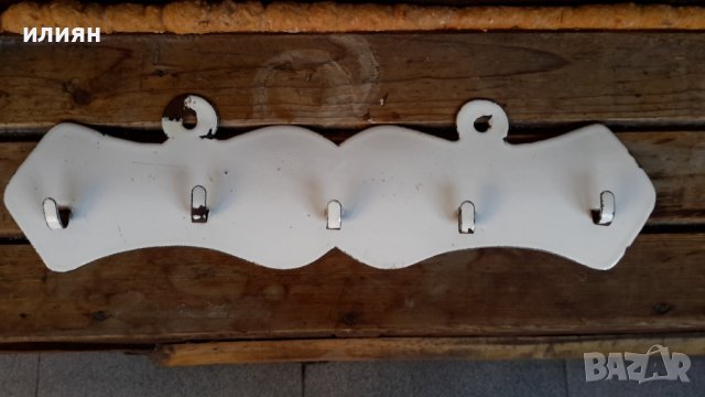 Емайлирана малка закачалка има леки забележки 