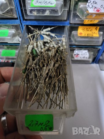 резистор, съпротивление  2,7 мегаома 0,5 вата