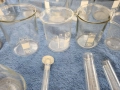 чаши, мензури, колби - лабораторно термоустойчиво стъкло, ГДР и Чехия, също 50 порцеланови лаб.чашки, снимка 5