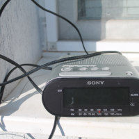 Радио "Sony" с аларма, снимка 1 - Радиокасетофони, транзистори - 44898502