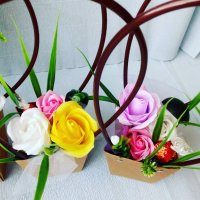 Кошничка с три рози ,бонбон и глицеринов сапун, снимка 5 - Декорация за дома - 33202300