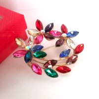 Красива брошка с разноцветни кристали в подаръчна кутийка, снимка 3 - Подаръци за жени - 43426998