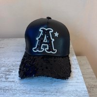 Черна кожена бейзболна шапка с пайети и буквата А 🖤🖤🖤, снимка 1 - Шапки - 43840298