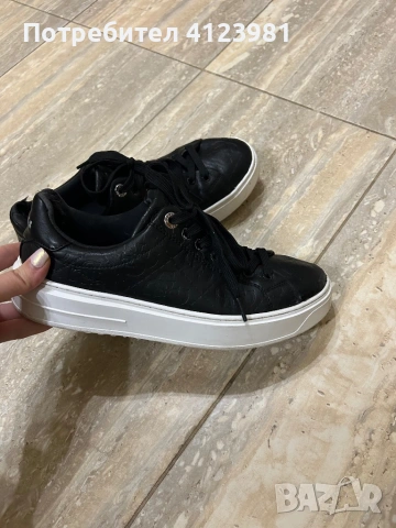 Обувки на Guess 40 номер, снимка 3 - Маратонки - 53226080