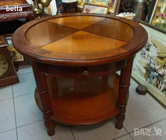 Антикварна масивна маса донесена от Швейцария ,височина 55 см,диаметър 65 см .