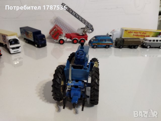 COLLECTIBLE TRACTOR MODEL FORD TW-20 PRODUCED BY BRITAINS активно кормило и теглич.  ,състояние види, снимка 5 - Колекции - 40745934