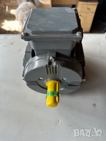 Електромотор Lenze, снимка 2 - Други машини и части - 43587441