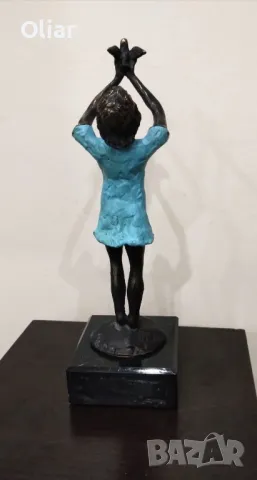Много красива и впечатляваща статуетка на момиче с птица., снимка 3 - Статуетки - 50336164