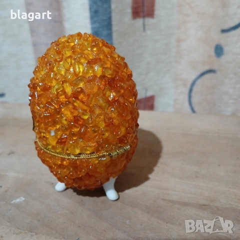 Яйце-порцелан с кехлибар