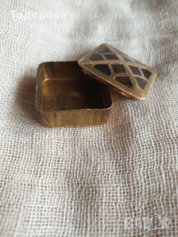 Малка месингова кутийка с апликарани плочки от рогова кост, снимка 4 - Антикварни и старинни предмети - 39382377