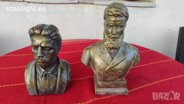 Бюстове на Христо Ботев и Васил Левски 