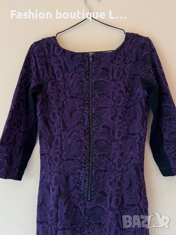 Лилава рокля с дълъг ръкав змийски принт и цип на гърба М размер плътна материя подходяща за зимата , снимка 5 - Рокли - 52166655