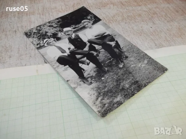 Снимка стара на трима мъже на пейка, снимка 3 - Колекции - 47994012