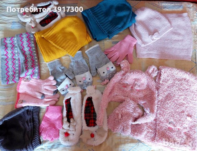 Лот от различни шапки, шалове, ръкавици и пантофи всичко на 10 лева, снимка 11 - Детски комплекти - 43424071