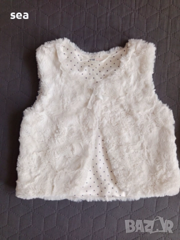 Бяло елече Н&М и шапка мече 5-6 г., снимка 2 - Детски якета и елеци - 52446054