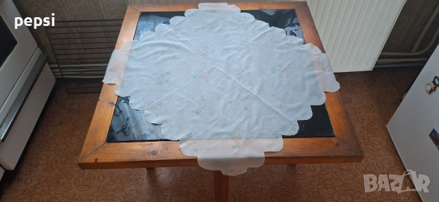 Продава три броя покривки