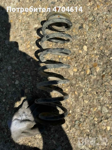 Задна пружина Vw Touran Туран Метанов само за 40Eur. 1k0512149b , 1k0512297d, снимка 2 - Части - 53193558