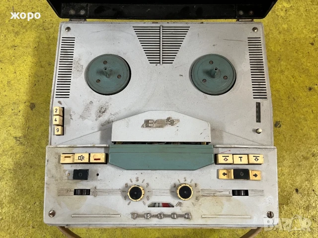 Стар магнетофон Тесла 