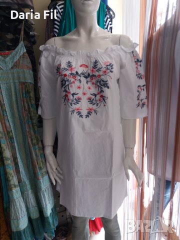 Бяла памучна рокля тип риза с бродерия и ластик около деколтето