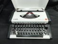 СТАРА РЕТРО ПОРТАТИВНА ПИШЕЩА МАШИНА OLYMPIA TRAVELLER DE LUXE, снимка 1