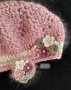 Дамска плетена барета с мохер и брошка в розово, снимка 1 - Шапки - 39010384