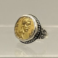 Сребърен пръстен с позлатена реплика на монета на Брут с камите