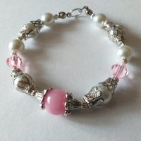 Красива гривна във Викториански стил с розов Жадеит и кристални бели перли в орнаменти цвят сребро , снимка 6 - Гривни - 32556922