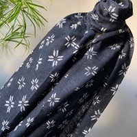Черен шал на бели цветя, снимка 4 - Шалове - 43746159