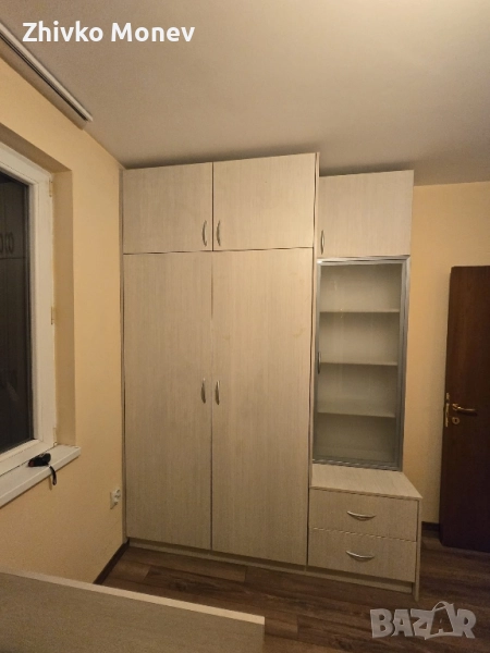 Бял гардероб с витрина, снимка 1