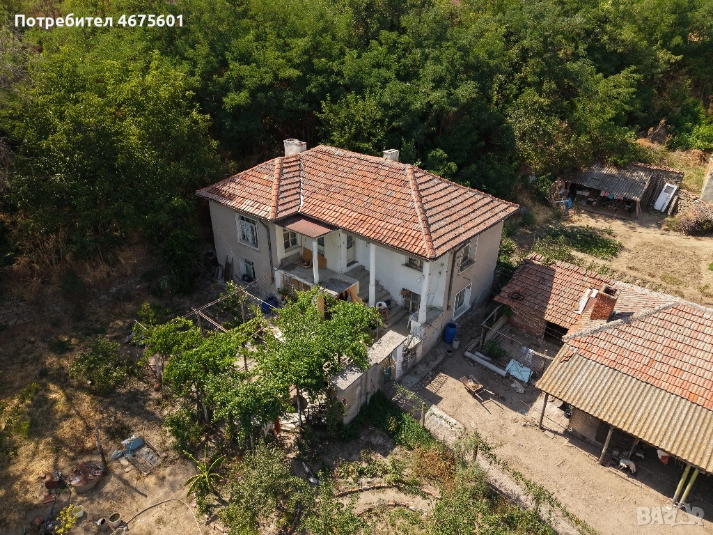 Двуетажна къща в село Левка (център), снимка 1