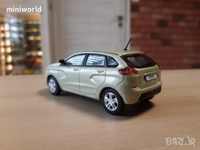 ВАЗ Лада Xray 2015 - мащаб 1:43 на DeAgostini моделът е нов в блистер, снимка 3 - Колекции - 32376844